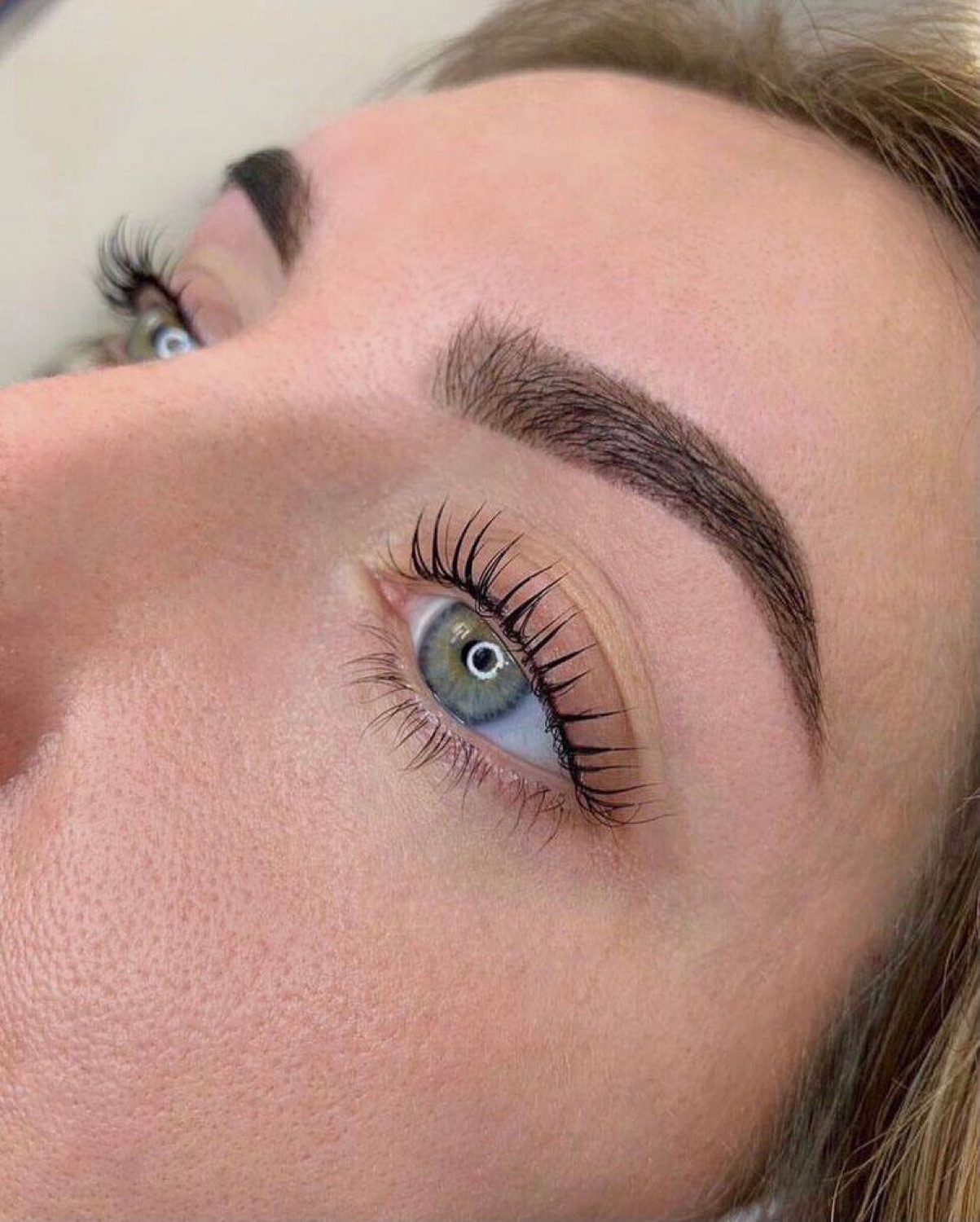 Cejas laminadas y pestañas