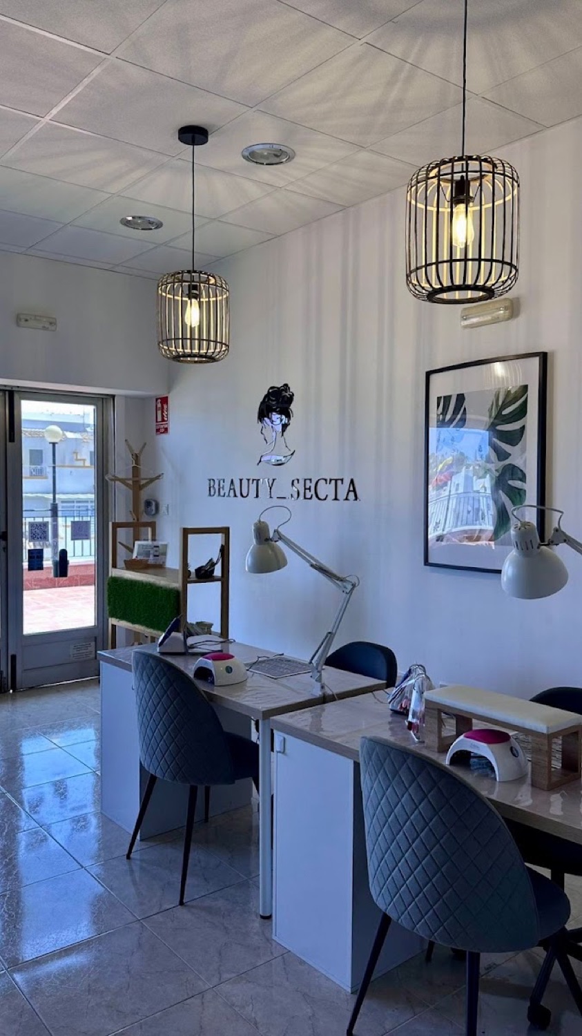 Interior de BEAUTY SECTA con su rótulo y las mesas de manicura